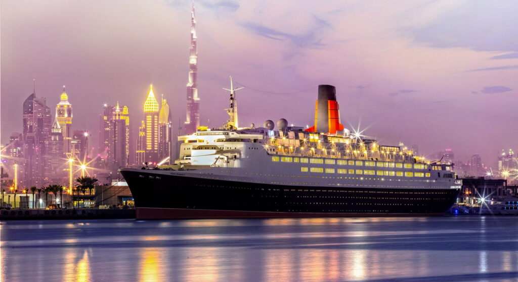 Queen Elisabeth 2 - легендарный трансатлантический лайнер - теперь отель в Дубае //Фото wikimedia.com